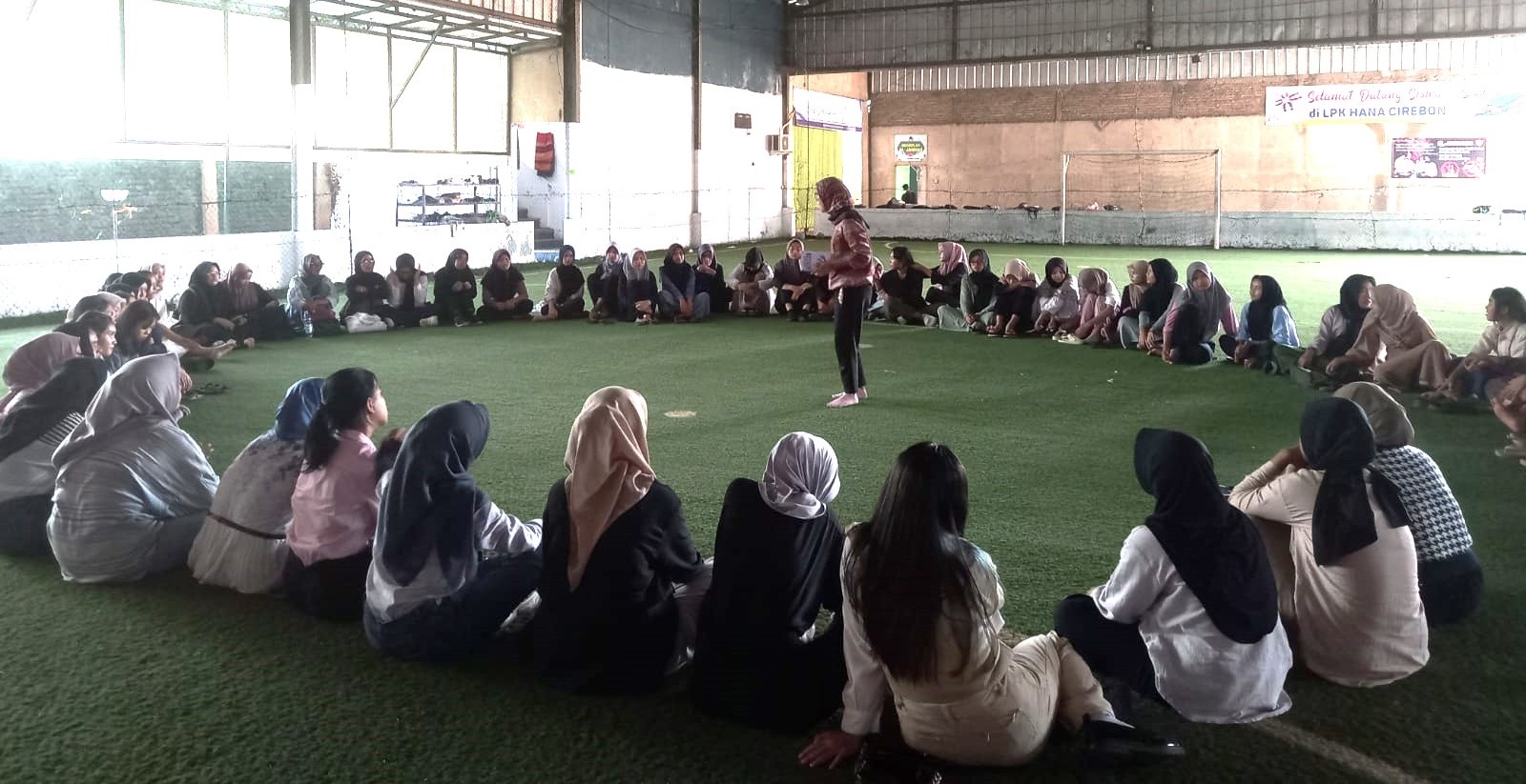 Di LPK Hana, UR Berbagi Seni Memahami Diri