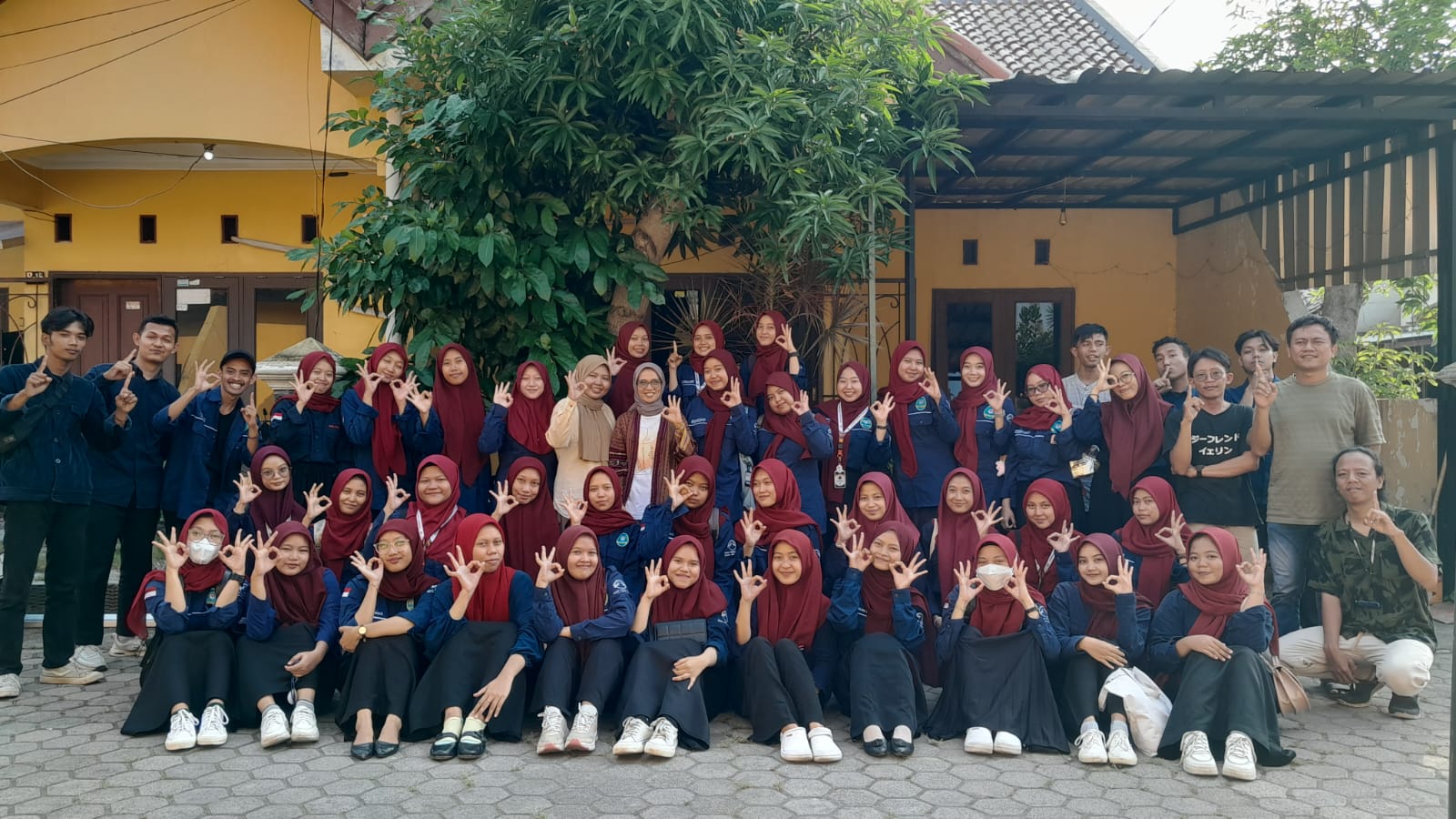 Him-Bio UIN SSC Students Visit Umah Ramah