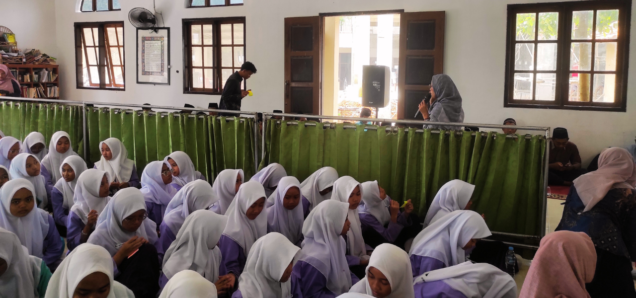 Mahasiswa ISIF dan UR Gelar Seminar Anti Perundungan di Pesantren Bina Insan Qurāani
