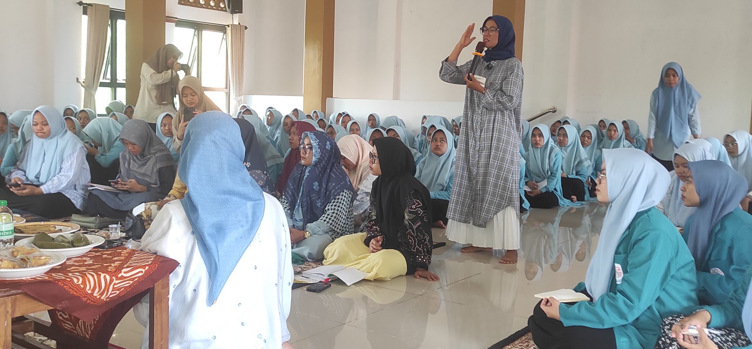 Umah Ramah Speaks About Reproductive Health at the KHAS Kempek Islamic Boarding School